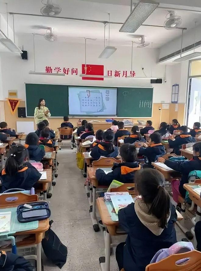 反转！向老师滋水后续监控画面曝光父亲行为被怒骂太恶心人